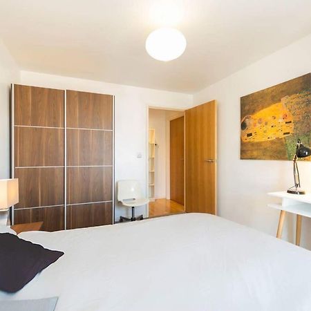 Room With Private Bathroom In A Modern Two Bedroom Two Bathroom Flat Londyn Zewnętrze zdjęcie