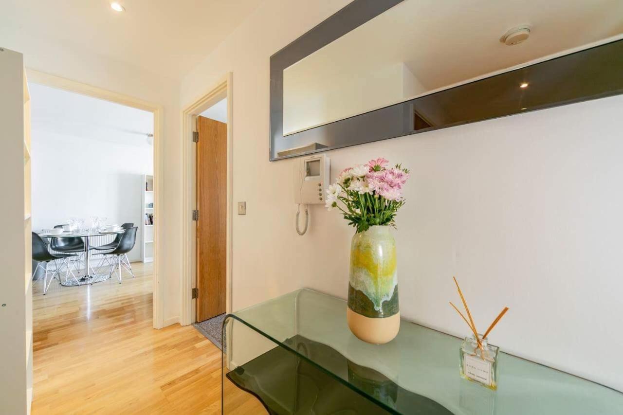 Room With Private Bathroom In A Modern Two Bedroom Two Bathroom Flat Londyn Zewnętrze zdjęcie
