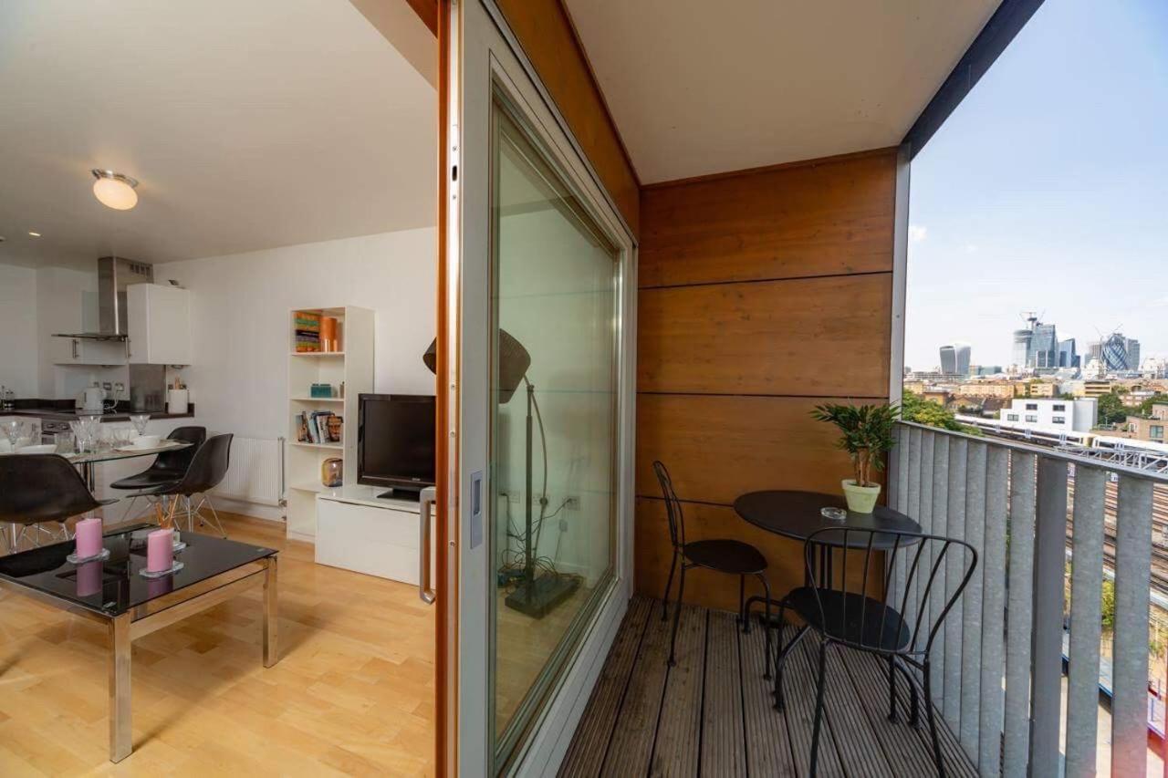 Room With Private Bathroom In A Modern Two Bedroom Two Bathroom Flat Londyn Zewnętrze zdjęcie