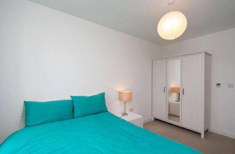 Room With Private Bathroom In A Modern Two Bedroom Two Bathroom Flat Londyn Zewnętrze zdjęcie