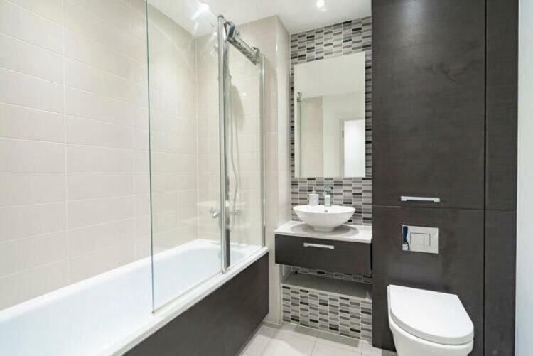 Room With Private Bathroom In A Modern Two Bedroom Two Bathroom Flat Londyn Zewnętrze zdjęcie