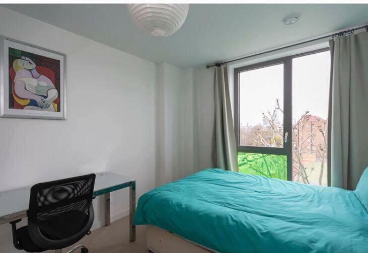 Room With Private Bathroom In A Modern Two Bedroom Two Bathroom Flat Londyn Zewnętrze zdjęcie